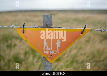 Warnzeichen für Landminengefahr in Stanley, Falkland-Inseln; Stanley, Falkland-Inseln, Britisches Überseegebiet Stockfoto