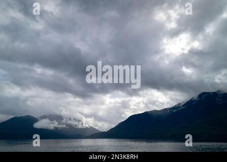 Pacific Northwest Storm Sky. Die Berge im Pazifischen Nordwesten im Nebel und in den Sturmwolken. Stockfoto