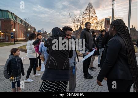 Wilkes Barre, Usa. 07. Februar 2023. Mitglieder der Gemeinschaft umarmen sich nach einer Nachtwache für Tyre Nichols. Die Wilkes-Universität hielt eine Mahnwache ab, um auf den Tod von Tyre Nichols aufmerksam zu machen. Die Nachtwache umfasste Reden, die das Bewusstsein für die Notwendigkeit eines Polizistenwechsels brachten, das Singen von Amazing Grace und einen dreiminütigen Schweigeminute, eine Minute für jeden Tag, an dem Tyre im Krankenhaus war. Kredit: SOPA Images Limited/Alamy Live News Stockfoto