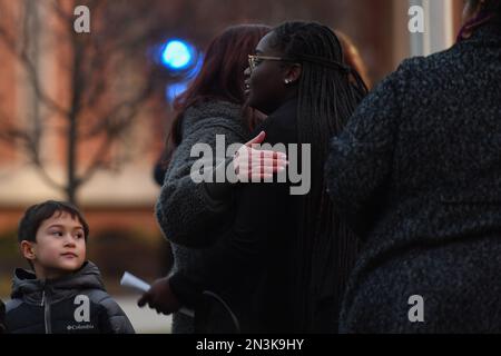 Wilkes Barre, Usa. 07. Februar 2023. Mitglieder der Gemeinschaft umarmen sich nach einer Nachtwache für Tyre Nichols. Die Wilkes-Universität hielt eine Mahnwache ab, um auf den Tod von Tyre Nichols aufmerksam zu machen. Die Nachtwache umfasste Reden, die das Bewusstsein für die Notwendigkeit eines Polizistenwechsels brachten, das Singen von Amazing Grace und einen dreiminütigen Schweigeminute, eine Minute für jeden Tag, an dem Tyre im Krankenhaus war. Kredit: SOPA Images Limited/Alamy Live News Stockfoto