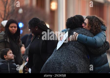 Wilkes Barre, Usa. 07. Februar 2023. Mitglieder der Gemeinschaft umarmen sich nach einer Nachtwache für Tyre Nichols. Die Wilkes-Universität hielt eine Mahnwache ab, um auf den Tod von Tyre Nichols aufmerksam zu machen. Die Nachtwache umfasste Reden, die das Bewusstsein für die Notwendigkeit eines Polizistenwechsels brachten, das Singen von Amazing Grace und einen dreiminütigen Schweigeminute, eine Minute für jeden Tag, an dem Tyre im Krankenhaus war. Kredit: SOPA Images Limited/Alamy Live News Stockfoto