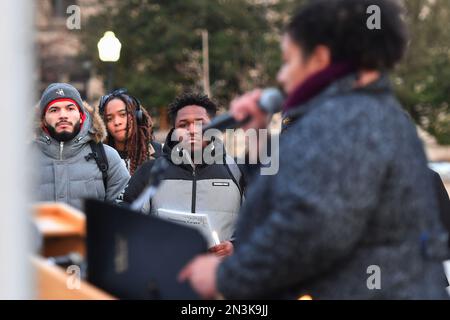 Wilkes Barre, Usa. 07. Februar 2023. Die Schüler hören den Gesang von Amazing Grace bei einer Nachtwache für Tyre Nichols. Die Wilkes-Universität hielt eine Mahnwache ab, um auf den Tod von Tyre Nichols aufmerksam zu machen. Die Nachtwache umfasste Reden, die das Bewusstsein für die Notwendigkeit eines Polizistenwechsels brachten, das Singen von Amazing Grace und einen dreiminütigen Schweigeminute, eine Minute für jeden Tag, an dem Tyre im Krankenhaus war. Kredit: SOPA Images Limited/Alamy Live News Stockfoto