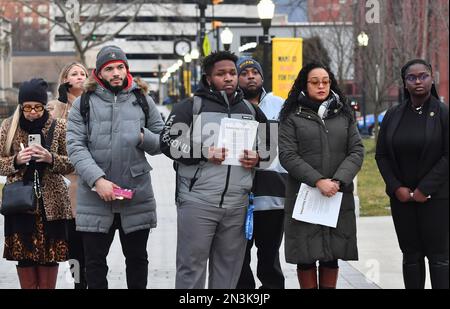 Wilkes Barre, Usa. 07. Februar 2023. Die Schüler hören während einer Nachtwache, um auf den Tod von Tyre Nichols aufmerksam zu machen. Die Wilkes-Universität hielt eine Mahnwache ab, um auf den Tod von Tyre Nichols aufmerksam zu machen. Die Nachtwache umfasste Reden, die das Bewusstsein für die Notwendigkeit eines Polizistenwechsels brachten, das Singen von Amazing Grace und einen dreiminütigen Schweigeminute, eine Minute für jeden Tag, an dem Tyre im Krankenhaus war. Kredit: SOPA Images Limited/Alamy Live News Stockfoto