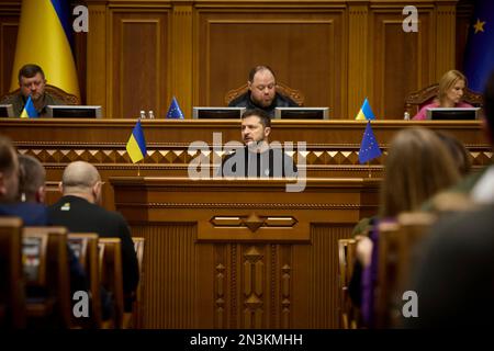 Kiew, Ukraine. 07. Februar 2023. Der ukrainische Präsident Volodymyr Zelenskyy spricht am 7. Februar 2023 in Kiew, Ukraine, auf der Plenartagung des parlaments von Verkhovna Rada. Zelenskyy bat die Stellvertreter, seine Ernennung eines neuen Innenministers und Leiters der Sicherheitsdienste zu bestätigen. Kredit: Pressestelle Des Ukrainischen Präsidenten/Ukrainischer Ratsvorsitz/Alamy Live News Stockfoto