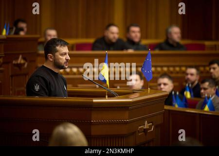 Kiew, Ukraine. 07. Februar 2023. Der ukrainische Präsident Volodymyr Zelenskyy spricht am 7. Februar 2023 in Kiew, Ukraine, auf der Plenartagung des parlaments von Verkhovna Rada. Zelenskyy bat die Stellvertreter, seine Ernennung eines neuen Innenministers und Leiters der Sicherheitsdienste zu bestätigen. Kredit: Pressestelle Des Ukrainischen Präsidenten/Ukrainischer Ratsvorsitz/Alamy Live News Stockfoto