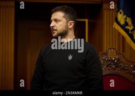 Kiew, Ukraine. 07. Februar 2023. Der ukrainische Präsident Volodymyr Zelenskyy spricht am 7. Februar 2023 in Kiew, Ukraine, auf der Plenartagung des parlaments von Verkhovna Rada. Zelenskyy bat die Stellvertreter, seine Ernennung eines neuen Innenministers und Leiters der Sicherheitsdienste zu bestätigen. Kredit: Pressestelle Des Ukrainischen Präsidenten/Ukrainischer Ratsvorsitz/Alamy Live News Stockfoto