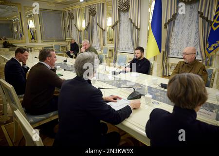 Kiew, Ukraine. 07. Februar 2023. Der ukrainische Präsident Wolodymyr Zelenskyy, rechts, hält am 7. Februar 2023 im Mariinsky-Palast in Kiew, Ukraine, ein persönliches Treffen mit dem deutschen Verteidigungsminister Boris Pistorius ab. Kredit: Pool Photo/Pressestelle Des Ukrainischen Präsidenten/Alamy Live News Stockfoto