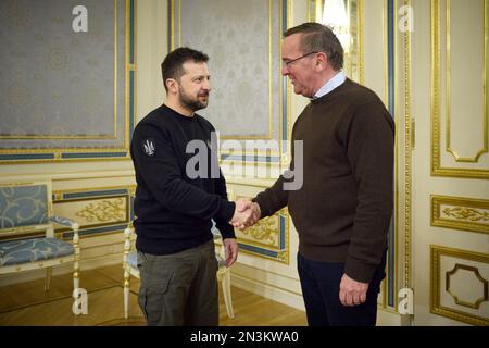 Kiew, Ukraine. 07. Februar 2023. Der ukrainische Präsident Volodymyr Zelenskyy, Linke, begrüßt den deutschen Verteidigungsminister Boris Pistorius vor bilateralen Gesprächen im Mariinsky-Palast am 7. Februar 2023 in Kiew, Ukraine. Kredit: Pool Photo/Pressestelle Des Ukrainischen Präsidenten/Alamy Live News Stockfoto