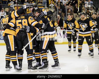 Pittsburgh, Usa. 07. Februar 2023. Die Pittsburgh Penguins schwärmen Pittsburgh Penguins Defenseman Kris Letang (58) nach seinem Überstundenziel, das den Pinguinen am Dienstag, den 7. Februar 2023, in der PPG Paints Arena in Pittsburgh den 2-1. Sieg verlieh. Foto: Archie Carpenter/UPI Credit: UPI/Alamy Live News Stockfoto