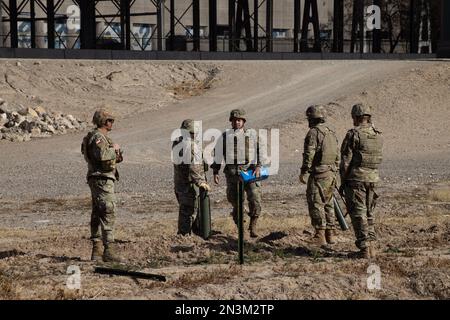 Juarez, Mexiko, 12-21-2022: Die texanische Nationalgarde legt Draht und Stacheldraht am Ufer des Rio Grande ab, um Migranten daran zu hindern, in die zu gelangen Stockfoto