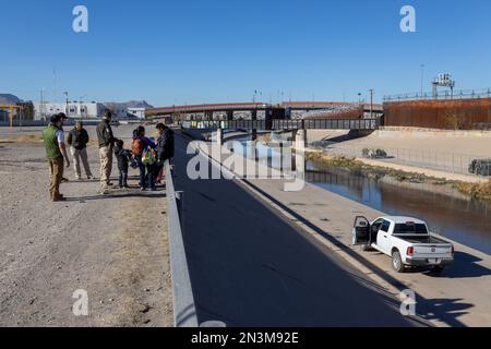 Juarez, Mexiko, 11-28-2022: Migranten aus Venezuela überqueren den Rio Grande, um sich der Grenzpatrouille mit der Absicht zu stellen, Asyl zu beantragen Stockfoto
