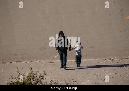 Juarez, Mexiko, 11-28-2022: Migranten aus Venezuela überqueren den Rio Grande, um sich der Grenzpatrouille mit der Absicht zu stellen, Asyl zu beantragen Stockfoto
