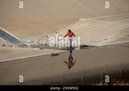 Juarez, Mexiko, 11-28-2022: Migranten aus Venezuela überqueren den Rio Grande, um sich der Grenzpatrouille mit der Absicht zu stellen, Asyl zu beantragen Stockfoto