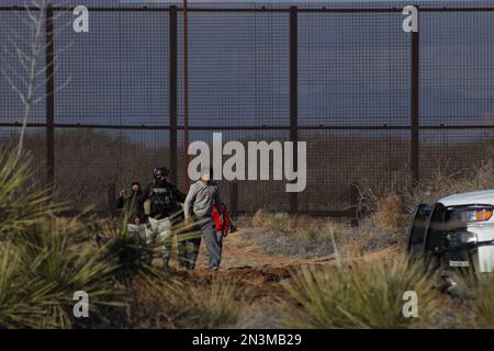 Juarez, Mexiko, 07-01-2023: Die Nationalgarde verhaftet junge Leute in einer Operation, die versucht haben, die Mauer zu durchbrechen, die Mexiko von den USA trennt Stockfoto