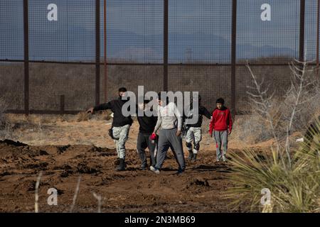 Juarez, Mexiko, 07-01-2023: Die Nationalgarde verhaftet junge Leute in einer Operation, die versucht haben, die Mauer zu durchbrechen, die Mexiko von den USA trennt Stockfoto