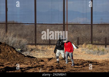 Juarez, Mexiko, 07-01-2023: Die Nationalgarde verhaftet junge Leute in einer Operation, die versucht haben, die Mauer zu durchbrechen, die Mexiko von den USA trennt Stockfoto