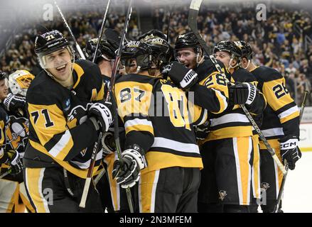 Pittsburgh, Usa. 07. Februar 2023. Das Pittsburgh Penguins Center Evgeni Malkin (71) und der Rest der Pittsburgh Penguins feiern am Dienstag, den 7. Februar 2023, in der PPG Paints Arena in Pittsburgh den Überstundengewinn 2-1 gegen die Colorado Avalanche. Foto: Archie Carpenter/UPI Credit: UPI/Alamy Live News Stockfoto