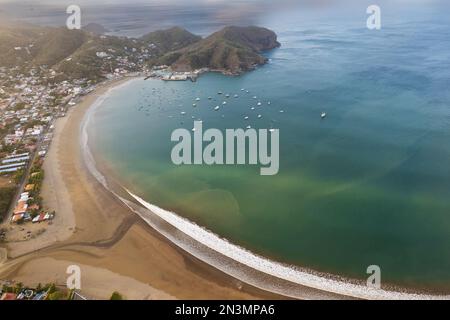 Panoramablick über die Bucht von San Juan Del Sur bei sanftem Sonnenuntergang Stockfoto