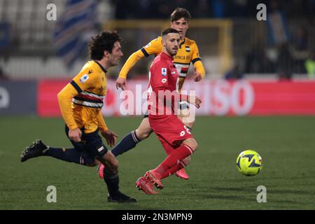 Monza, Italien, 6. März 2023. Patrick Ciurria von AC Monza spielt den Ball, während Tommaso Augello und Flavio Paoletti von UC Sampdoria während des Spiels der Serie A im U-Power Stadium in Monza näher kommen. Der Bildausdruck sollte lauten: Jonathan Moscrop/Sportimage Stockfoto