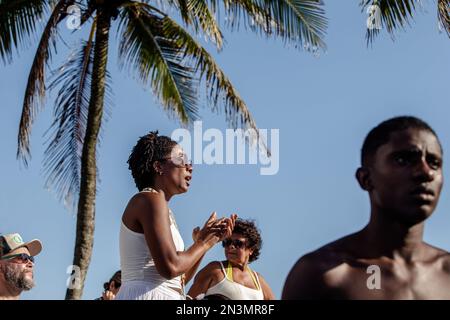 Rio De Janeiro, Brasilien. 02. Februar 2023. Zuschauer schauen sich die Feier an. Bei einem Ereignis, das nach dem Vorbild der Feiern auf dem Rio Vermelho in Salvador, Bahia, gestaltet wurde, ehrt Cariocas Iemanjá, die westafrikanische Göttin des Meeres. Das Festival lobte Brasiliens bekannteste Gottheit mit Jongo-, afoxé-, Samba- und Maracatu-Musik und -Tänzen, die hundertjährige Traditionen beider Gemeinschaften, Umbanda und Candomblé, vereinen. Die Veranstaltung fand erstmals in Arpoador, Rio de Janeiro, statt und wurde vom Musiker Marcos André idealisiert. Kredit: SOPA Images Limited/Alamy Live News Stockfoto