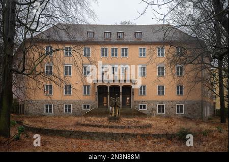 PRODUKTION - 03. Februar 2023, Weißwasser: Gebäude der ehemaligen Glasherstellungsschule an der Kreuzung Berliner Straße/Bautzener Straße in Weißwasser/Oberlausitz. 2023 wird der 150-jährige Jahrestag der Glasproduktion in Weißwasser/Oberlausitz gefeiert. Foto: Paul Glaser/dpa Stockfoto