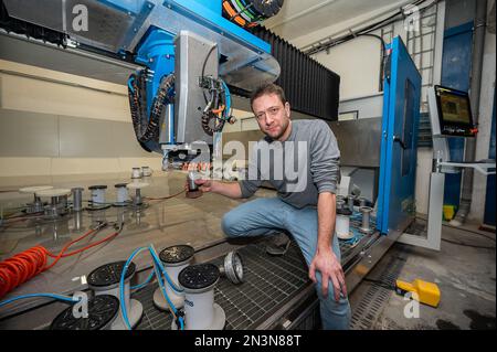 PRODUKTION - 03. Februar 2023, Weißwasser: Christian Noack, Aktionär der SPIEGEL ART Steffen Noack GmbH & Co KG in Weißwasser/Oberlusatien. Christian Noack steht im neuen 6-Achsen-CNC-Glasverarbeitungszentrum bei Spiegel Art. 2023 wird der 150-jährige Jahrestag der Glasproduktion in Weißwasser/Oberlausitz gefeiert. Foto: Paul Glaser/dpa Stockfoto