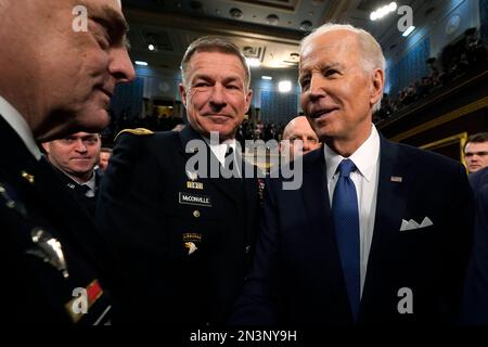 Washington, USA. 07. Februar 2023. Präsident Joe Biden spricht nach der Rede zur Lage der Union vor einer gemeinsamen Kongresssitzung im Capitol am Dienstag, den 7. Februar 2023 in Washington mit Gästen. (Foto: Jacquelyn Martin/Pool/Sipa USA) Guthaben: SIPA USA/Alamy Live News Stockfoto