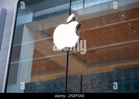 Tokio, Japan. 6. Februar 2023. Ein Apple Store gegenüber dem Bahnhof von Tokio im zentralen Geschäftsviertel von Marunouchi, in dem ein Neujahrsverkauf mit Themen des Jahres des Hasen stattfindet. Der kalifornische Hardware-Gigant ist eines der profitabelsten amerikanischen Unternehmen aller Zeiten und baut Smartphones, Smartwatches, iMacs, MacBook Pro, iPhones und iPads. Silicon Valley. Das Unternehmen wird von CEO Tim Cook geleitet (Spitzname „Tim Apple“ vom ehemaligen US-Präsidenten Donald Trump) und unterhält enge Geschäftsbeziehungen zu Foxconn, das kürzlich die iPhone-Produktion in einem seiner Taiwa wieder aufgenommen hat Stockfoto