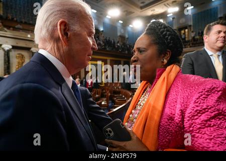 Washington, USA. 07. Februar 2023. Präsident Joe Biden spricht mit Rep. Sheila Jackson Lee, D-Texas, nach der Rede zur Lage der Union vor einer gemeinsamen Kongresssitzung im Capitol am Dienstag, den 7. Februar 2023, in Washington. (Foto: Jacquelyn Martin/Pool/Sipa USA) Guthaben: SIPA USA/Alamy Live News Stockfoto