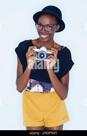 Spaß mit Vintage-Kameras. Eine junge Frau, die ein Foto von Ihnen gemacht hat. Stockfoto