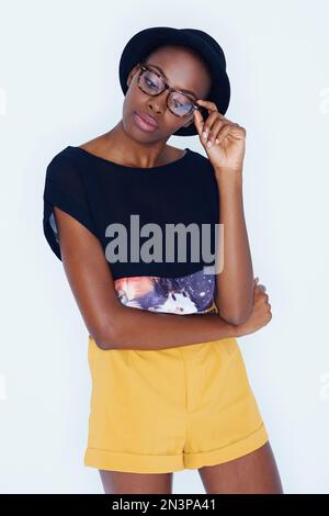 Spaß mit Mimik. Ein junges Model posiert gegen Weiß. Stockfoto