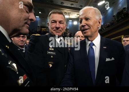 Washington, Usa. 07. Februar 2023. Präsident Joe Biden spricht nach der Rede zur Lage der Union zu einer gemeinsamen Kongresssitzung im Capitol am Dienstag, den 7. Februar 2023, in Washington, DC. Poolfoto von Jacquelyn Martin/UPI Credit: UPI/Alamy Live News Stockfoto