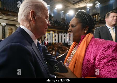 Washington, Usa. 07. Februar 2023. Präsident Joe Biden spricht mit Rep. Sheila Jackson Lee, D-Texas, nach der Rede zur Lage der Union vor einer gemeinsamen Kongresssitzung im Capitol am Dienstag, den 7. Februar 2023, in Washington, DC Poolfoto von Jacquelyn Martin/UPI Credit: UPI/Alamy Live News Stockfoto
