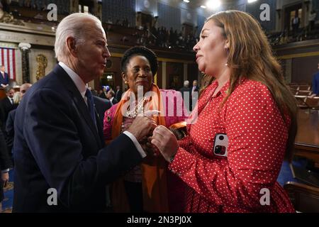 Washington, Usa. 07. Februar 2023. Präsident Joe Biden spricht mit Rep. Lucy McBath, D-Ga, während Rep. Sheila Jackson Lee, D-Texas, nach der Rede zur Lage der Union auf einer gemeinsamen Kongresssitzung im Capitol am Dienstag, den 7. Februar 2023, in Washington, DC, zusieht. Poolfoto von Jacquelyn Martin/UPI Credit: UPI/Alamy Live News Stockfoto