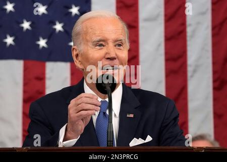 Washington. 7. Februar 2023. Präsident Joe Biden hält die Rede zur Lage der Union vor einer gemeinsamen Kongresssitzung im Capitol am Dienstag, den 7. Februar 2023 in Washington. Kredit: Jacqueline Martin/Pool über CNP/dpa/Alamy Live News Stockfoto