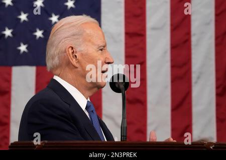 Washington. 7. Februar 2023. Präsident Joe Biden hält die Rede zur Lage der Union vor einer gemeinsamen Kongresssitzung im Capitol am Dienstag, den 7. Februar 2023 in Washington. Kredit: Jacqueline Martin/Pool über CNP/dpa/Alamy Live News Stockfoto