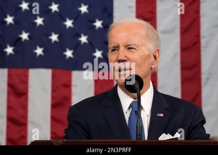 Washington. 7. Februar 2023. Präsident Joe Biden hält die Rede zur Lage der Union vor einer gemeinsamen Kongresssitzung im Capitol am Dienstag, den 7. Februar 2023 in Washington. Kredit: Jacqueline Martin/Pool über CNP/dpa/Alamy Live News Stockfoto