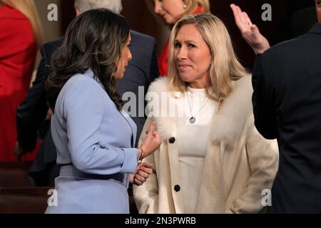 Rep, Monica De La Cruz, R-Texas, spricht mit Rep. Marjorie Taylor Greene, R-Ga., bevor Präsident Joe Biden die Rede zur Lage der Union auf einer gemeinsamen Kongresssitzung im Capitol am Dienstag, den 7. Februar 2023, in Washington hält. Kredit: Jacqueline Martin/Pool über CNP/MediaPunch Stockfoto