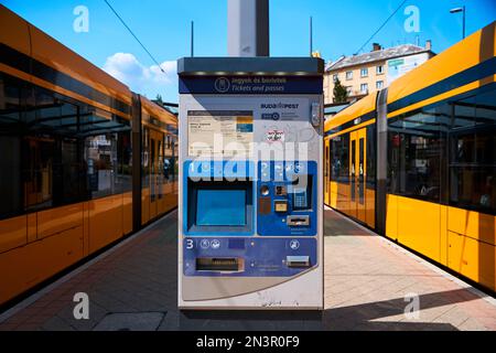 Ein Straßenbahnfahrkartenautomat an einer Straßenbahnhaltestelle. Budapest, Ungarn - 08.25.2022 Stockfoto