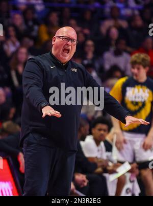 Salem. NC USA, 7. Februar 2023: Steve Forbes ist der Chefbasketballtrainer von Wake Forest. NCAA-Basketballspiel zwischen der University of North Carolina und der Wake Forest University am Lawrence Joel Veterans Memorial Coliseum, Winston Salem. NC David Beach/CSM Stockfoto