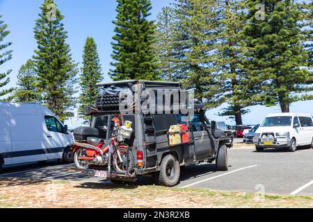 Toyota Troopcarrier landcruiser ist bereit für eine Überladung durch Australien mit einem Motorrad-Roller und Campingausrüstung, Sydney, Australien Stockfoto