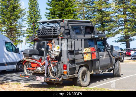 Toyota Troopcarrier landcruiser ist bereit für eine Überladung durch Australien mit einem Motorrad-Roller und Campingausrüstung, Sydney, Australien Stockfoto