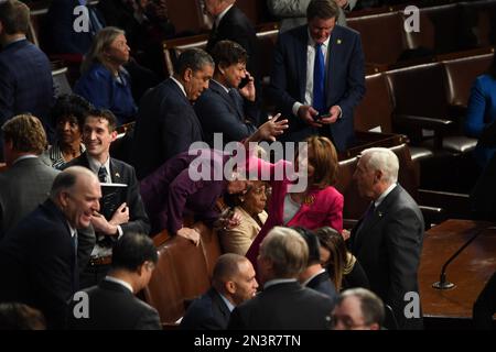 Washington, DC, USA. 7. Februar 2023. 2/7/23 USA Capitol Washington DC. Präsident Joe Biden übergibt der Nation den 2023 State of the Union von der House Chamber of the U. S. Capitol. Ehemalige Sprecherin des Hauses Nancy Pelosi winkt einer ihrer Kollegen. (Kreditbild: © Christy Bowe/ZUMA Press Wire) NUR REDAKTIONELLE VERWENDUNG! Nicht für den kommerziellen GEBRAUCH! Stockfoto