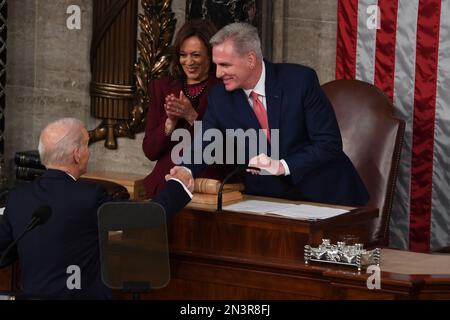 Washington, DC, USA. 7. Februar 2023. 2/7/23 USA Capitol Washington DC. Präsident Joe Biden übergibt der Nation den Zustand der Union 2023 von der House Chamber of the U. S. Capitol. Biden begrüßt Vizepräsidentin Kamala Harris und Sprecher des Hauses Kevin McCarthy. (Kreditbild: © Christy Bowe/ZUMA Press Wire) NUR REDAKTIONELLE VERWENDUNG! Nicht für den kommerziellen GEBRAUCH! Stockfoto