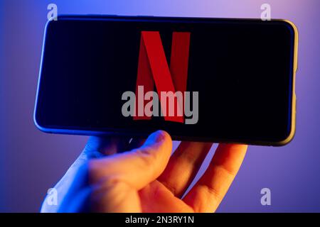 Polen. 07. Februar 2023. In dieser Fotoabbildung wird ein Netflix-Logo auf einem Smartphone angezeigt. Kredit: SOPA Images Limited/Alamy Live News Stockfoto