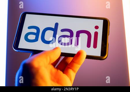 Polen. 07. Februar 2023. In dieser Fotoabbildung wird ein Adani-Logo auf einem Smartphone angezeigt. Kredit: SOPA Images Limited/Alamy Live News Stockfoto