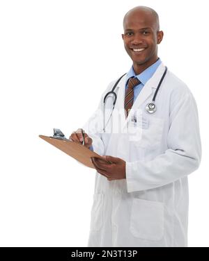 Sicherstellen, dass Ihre Gesundheit auf dem richtigen Weg ist. Studiofoto eines afrikanischen männlichen Arztes, der Notizen auf einem Klemmbrett macht. Stockfoto