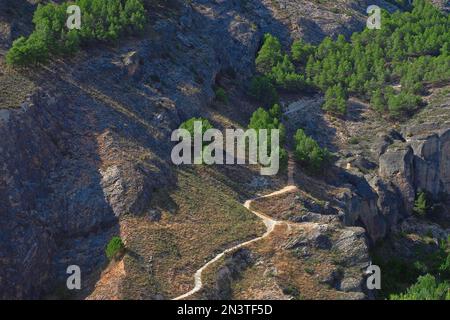 Blick von oben auf dem Wanderweg in der Nähe von Cuenca, Aussicht von oben, Weltkulturerbe, Universitätsstadt, „Semana de Musica Religiosa de Cuenca“, Kathedrale in Stockfoto