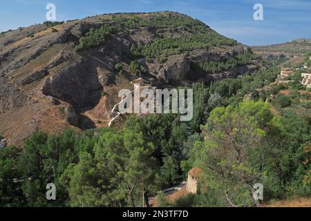 Blick von oben auf dem Wanderweg in der Nähe von Cuenca, Aussicht von oben, Weltkulturerbe, Universitätsstadt, „Semana de Musica Religiosa de Cuenca“, Kathedrale in Stockfoto