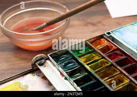 Nahaufnahme des Arbeitsplatzes eines Aquarellkünstlers Stockfoto